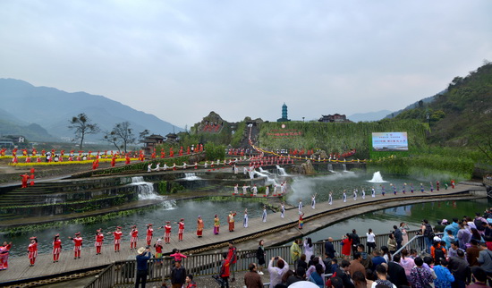 2017中国·都江堰放水节:十大语种百家外媒聚焦 双遗之城走向世界